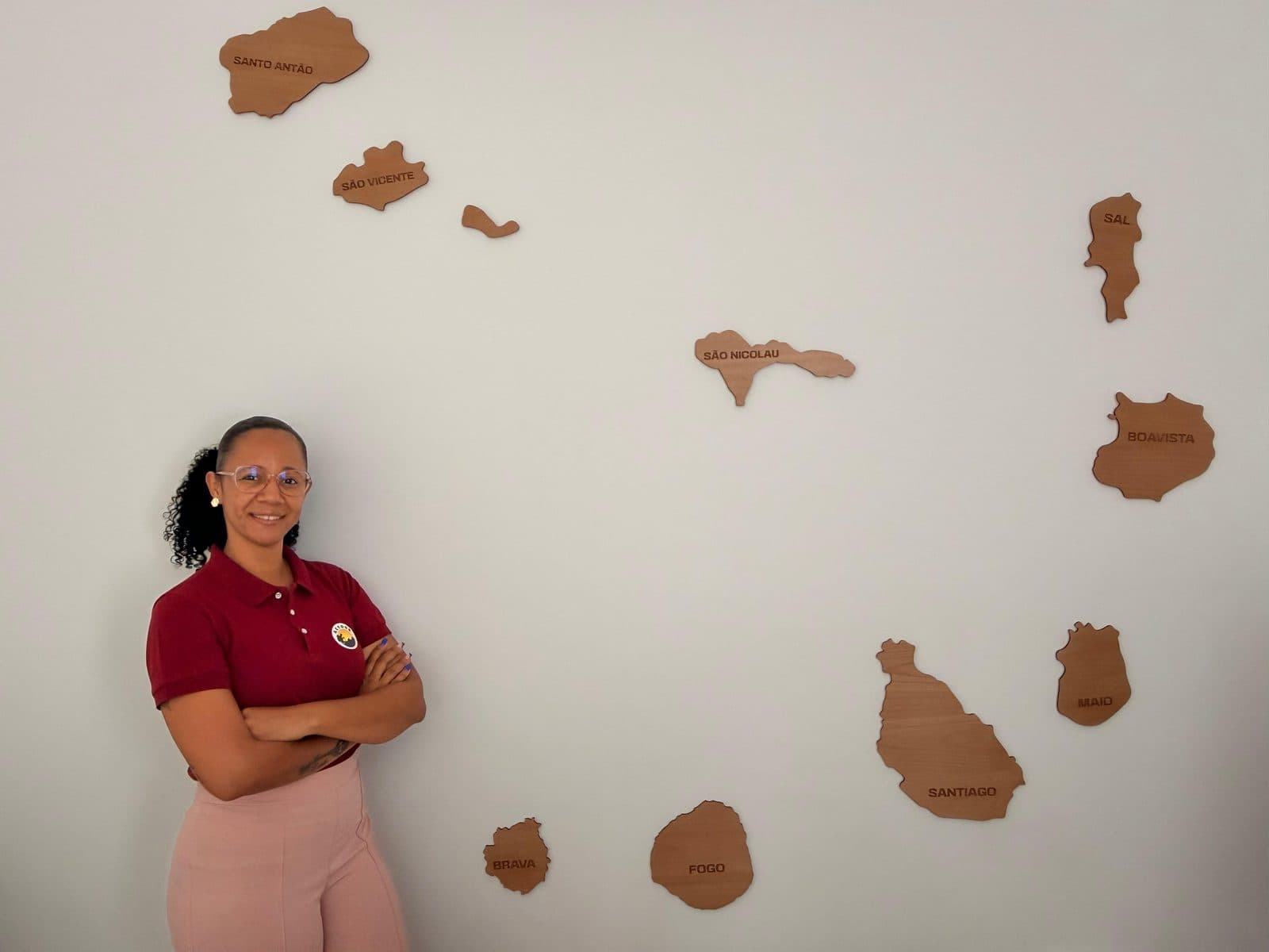 Las 9 islas habitadas de Cabo Verde en el mapa mural de madera en las oficinas de ACTOUR Cabo Verde