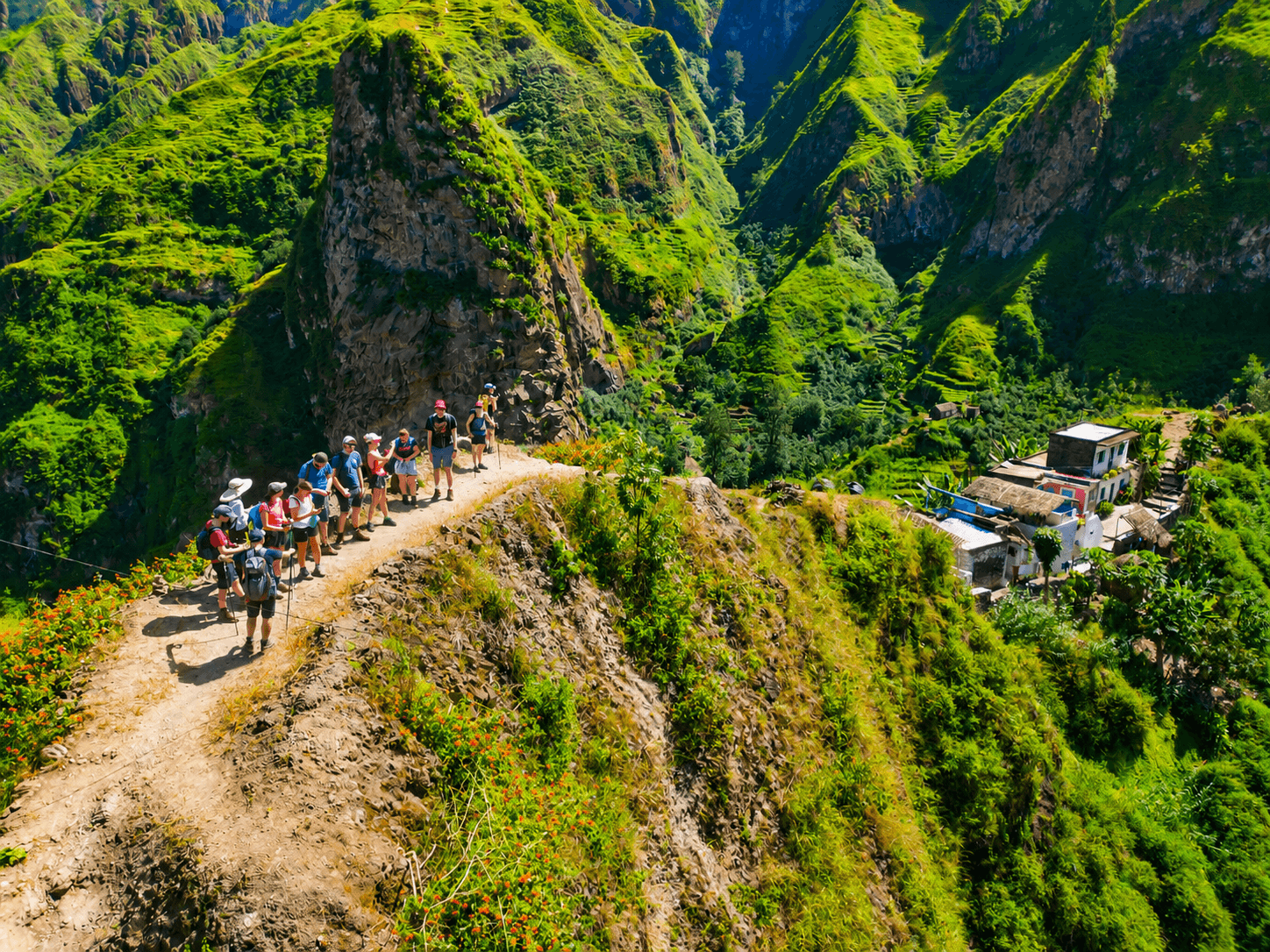 Sendero de trekking en la ladera de Santo Antão